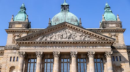 Ein Mann engagiert sich in der rechtsextremen Partei «Der III. Weg» und will gleichzeitig für ein Gericht arbeiten. Das geht so nicht, hat das Bundesverwaltungsgericht entschieden. (Archivbild) / Foto: Jan Woitas/dpa