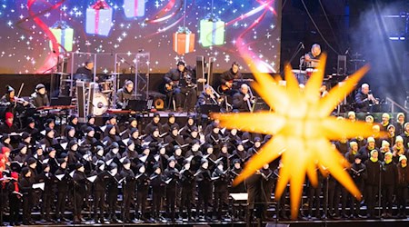 Rolando Villazón and Ella Endlich at the Dresden Advent concert in the stadium. (Archive photo) / Photo: Sebastian Kahnert/dpa