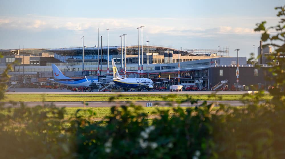 Two airplanes stand in front of a terminal at Hamburg Airport / Photo: Jonas Walzberg/dpa