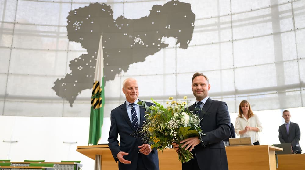 Wuzwoleny: nowy prezident krajneho sejma Alexander Dierks (r) nimo starobneho prezidenta Wolf-Dietricha Rosta (CDU) za čas konstituowaceho posedźenja Sakskeho krajneho sejma.  / Foto: Robert Michael/dpa