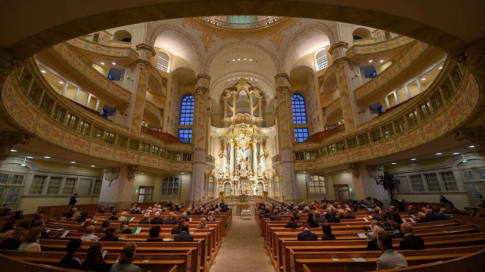 Invitados sentados en el interior de la Frauenkirche de Dresde bajo la cúpula de arenisca con vistas al presbiterio (foto de archivo). / Foto: Robert Michael/dpa-Zentralbild/dpa