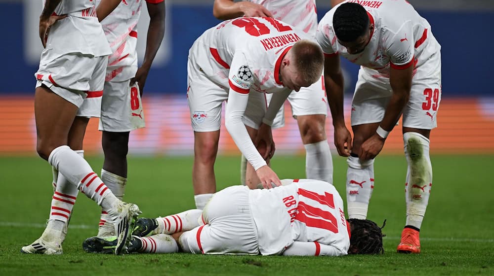 Teammates take care of the injured Xavi Simons / Photo: Hendrik Schmidt/dpa