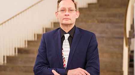  Der Schriftsteller Clemens Meyer ist nach der Verleihung des Deutschen Buchpreises in Frankfurt wütend auf die Jury. / Foto: Andreas Arnold/dpa