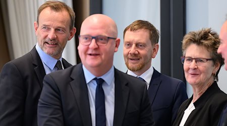 Ministerpräsident Michael Kretschmer (CDU, 2. v.r.), die BSW-Vorsitzenden Jörg Scheibe (l) und Sabine Zimmermann (r) und der SPD-Vorsitzende Henning Homann vor Beginn der Sondierungsgespräche. / Foto: Robert Michael/dpa