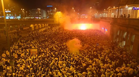 Drježdźanscy přiwisnicy ćehnjechu w fanowym pochodźe wot hłowneho dwórnišća k stadionej. / Foto: Robert Michael/dpa