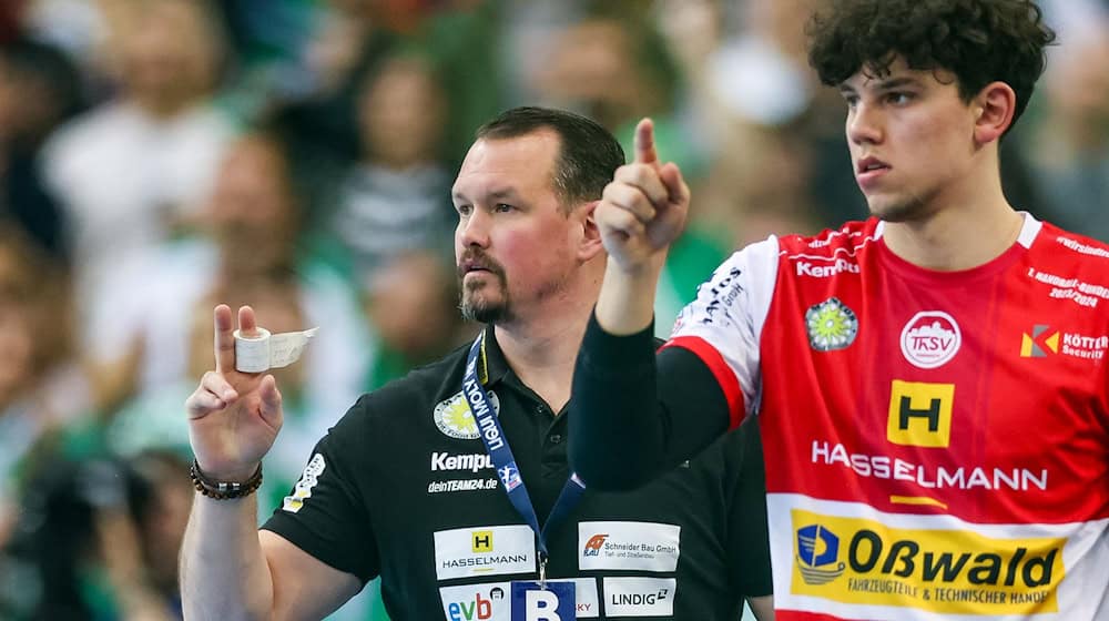 El entrenador Misha Kaufmann y Marko Grgic pudieron celebrarlo. / Foto: Jan Woitas/dpa