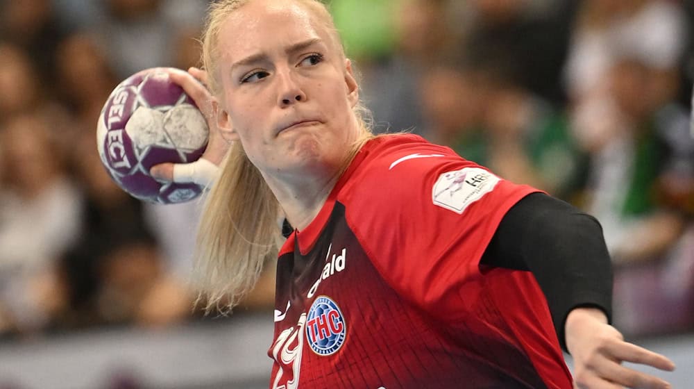 The Thuringian Bundesliga handball players led by Johanna Reichert struggled for a long time in the cup game at HC Rödertal before they finally lived up to their role as favorites.   / Photo: Marijan Murat/dpa