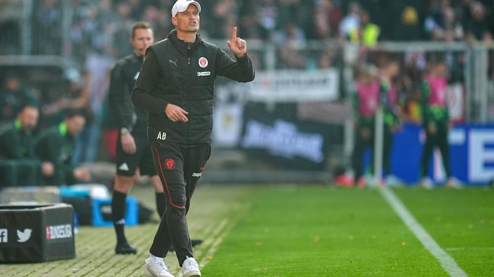 Der FC St. Pauli um Trainer Alexander Blessin steht vor dem Pokalduell bei RB Leipzig. / Foto: Marcus Brandt/dpa