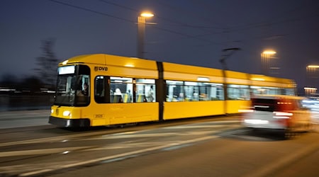 Ein Mensch wurde bei einem Zusammenstoß von einer Straßenbahn und einem Auto schwer verletzt. (Archivbild)  / Foto: Sebastian Kahnert/dpa