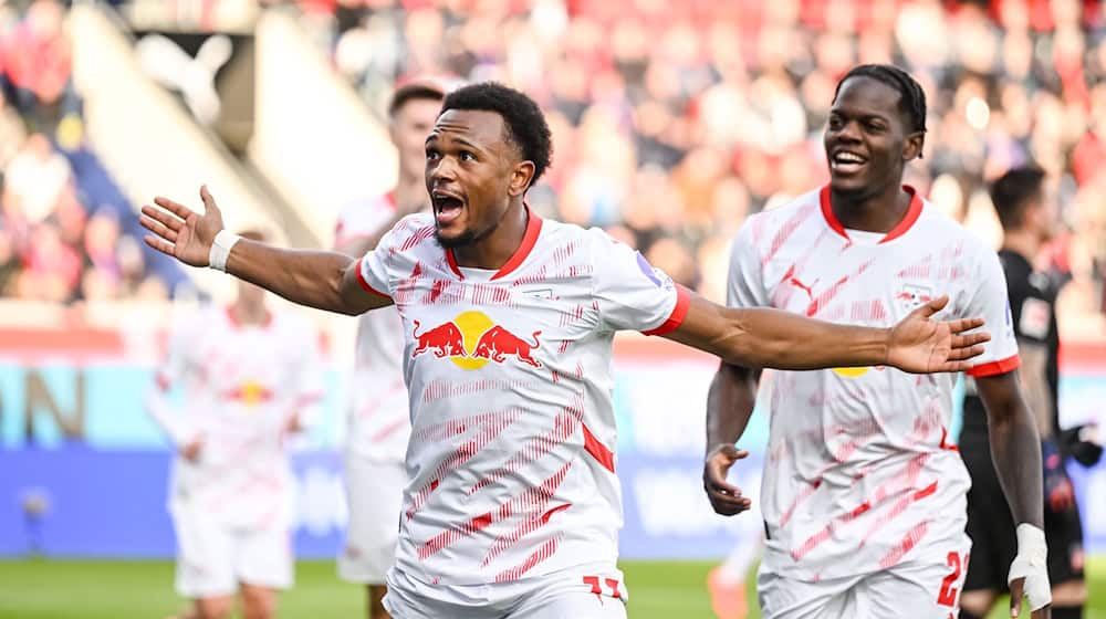 Autor del gol de la victoria en Heidenheim: el delantero del Leipzig Lois Openda (i.). / Foto: Harry Langer/dpa