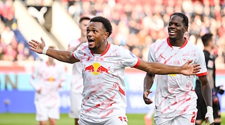 Autor del gol de la victoria en Heidenheim: el delantero del Leipzig Lois Openda (i.). / Foto: Harry Langer/dpa