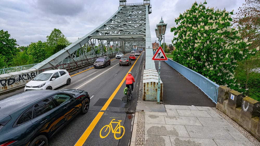 Dresden has landed in the taxpayers' association's black book with the traffic experiment at the Blue Wonder (archive photo) / Photo: Robert Michael/dpa