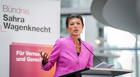 Šefina BSW Sahra Wagenknecht najmłódšu narěč zwjazkoweho sejma Friedricha Merza k politice Ukrainy raznje kritizuje. (Archivbild) / Foto: Kay Nietfeld/dpa