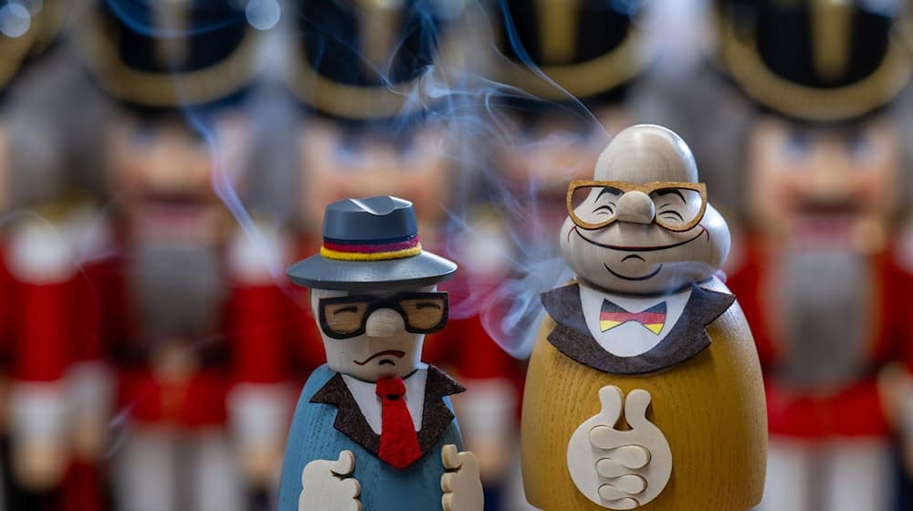 Seiffen folk art hopes to do good business with smoking figures of Erich Honecker and Helmut Kohl / Photo: Hendrik Schmidt/dpa