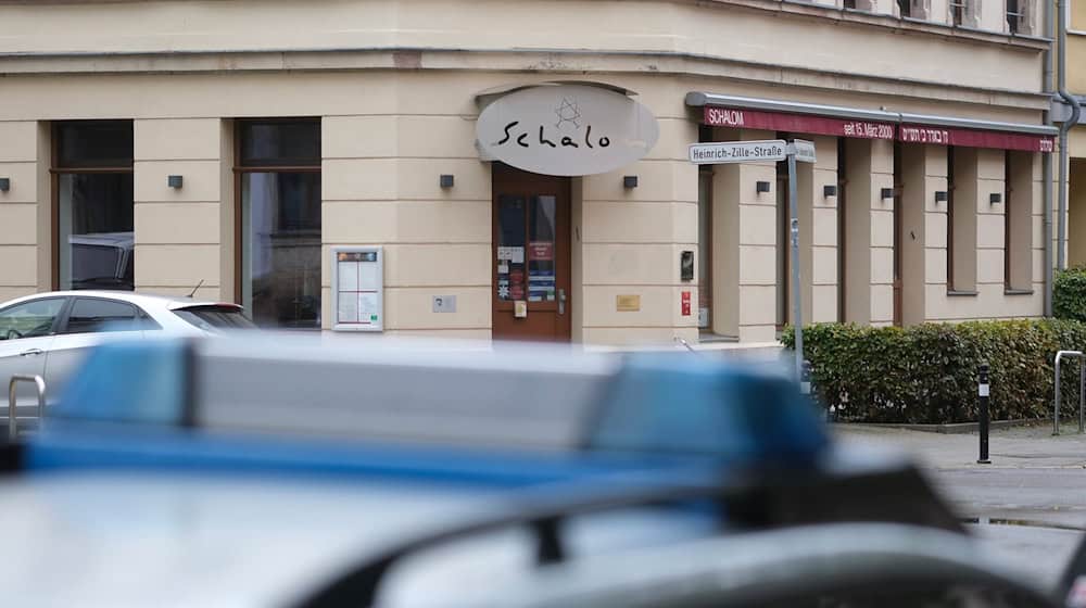 Vier Männern wird gefährliche Körperverletzung, Landfriedensbruch in besonders schwerem Fall und Sachbeschädigung vorgeworfen. (Archivbild) / Foto: Sebastian Willnow/dpa