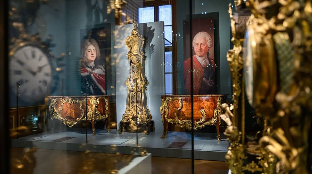 Die Staatlichen Kunstsammlungen Dresden (SKD) präsentieren erstmals seit dem Zweiten Weltkrieg ihren Bestand an Möbeln des berühmten Pariser Kunsttischlers Jean-Pierre Latz (1691-1754). / Foto: Robert Michael/dpa