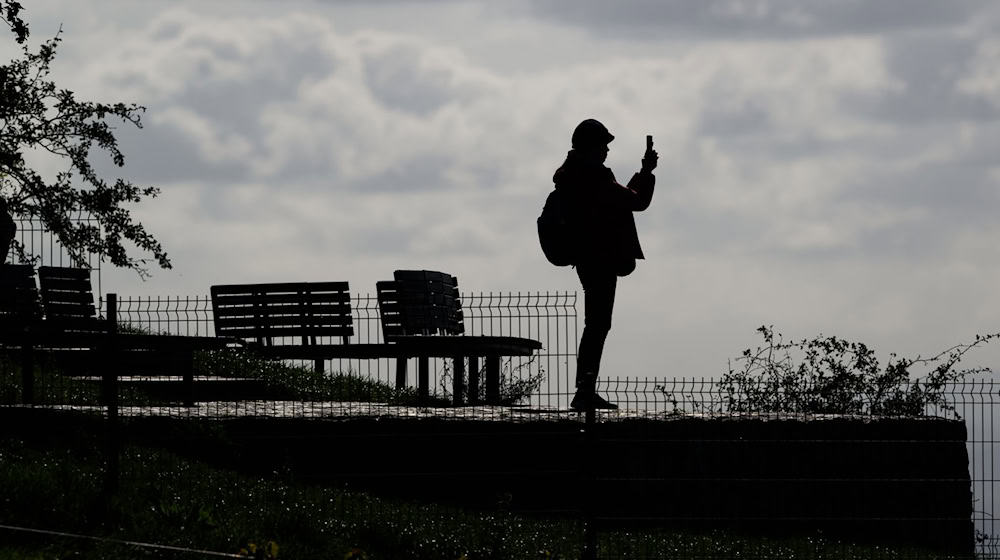 Der Himmel ist meist stark bewölkt. (Symbolbild) / Foto: Robert Michael/dpa