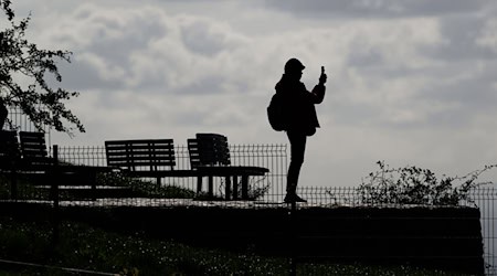 Der Himmel ist meist stark bewölkt. (Symbolbild) / Foto: Robert Michael/dpa