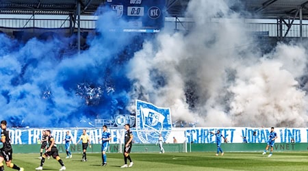 Wegen des Abbrennens von Pyrotechnik durch seine Fans muss der 1. FC Magdeburg wieder eine Strafe zahlen. / Foto: Andreas Gora/dpa