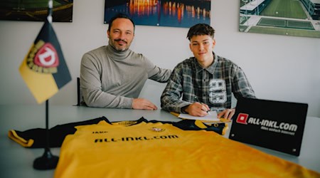 Der Geschäftsführer Sport der SGD Thomas Brendel und Jakob Zickler bei der Vertragsunterschrift