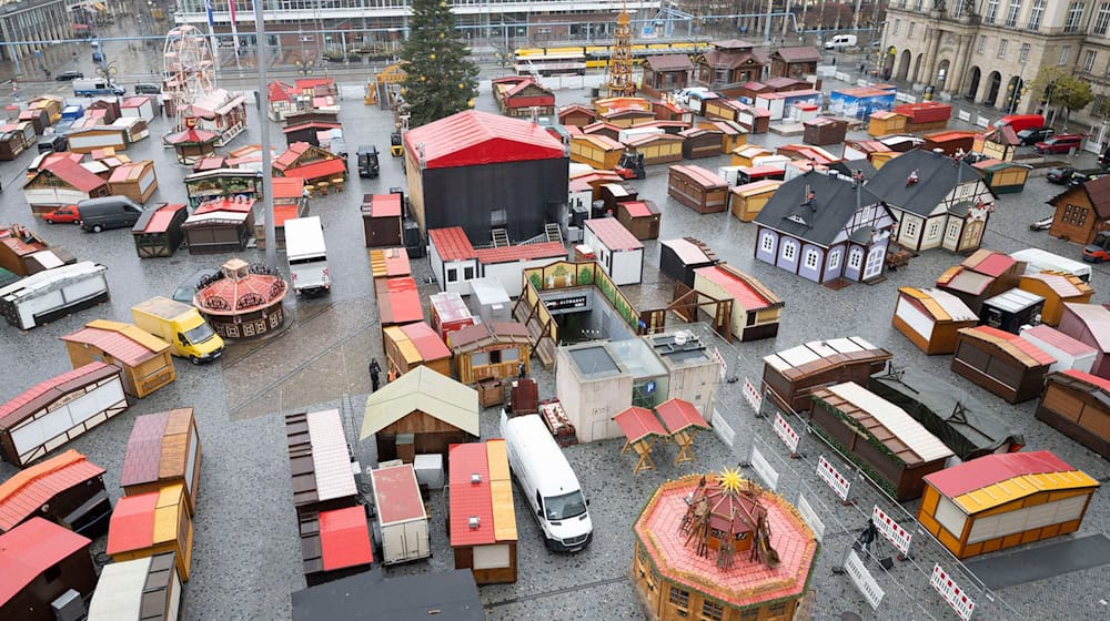 Die Hütten für den 590. Dresdner Striezelmarkt sind bereits aufgebaut. / Foto: Sebastian Kahnert/dpa