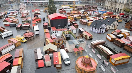 The huts for the 590th Dresden Striezelmarkt have already been erected / Photo: Sebastian Kahnert/dpa