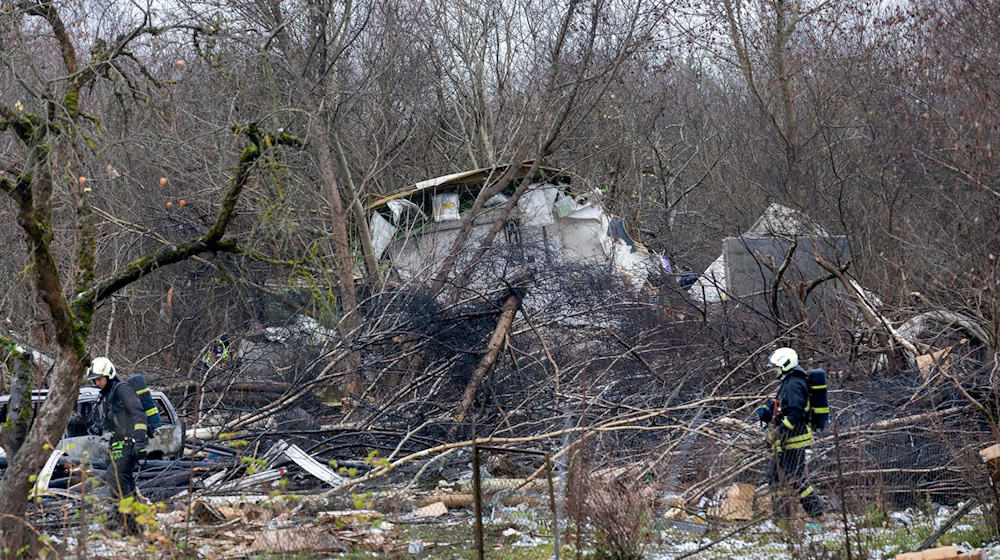 Debris from the cargo plane that crashed just outside Vilnius airport / Photo: Mindaugas Kulbis/AP