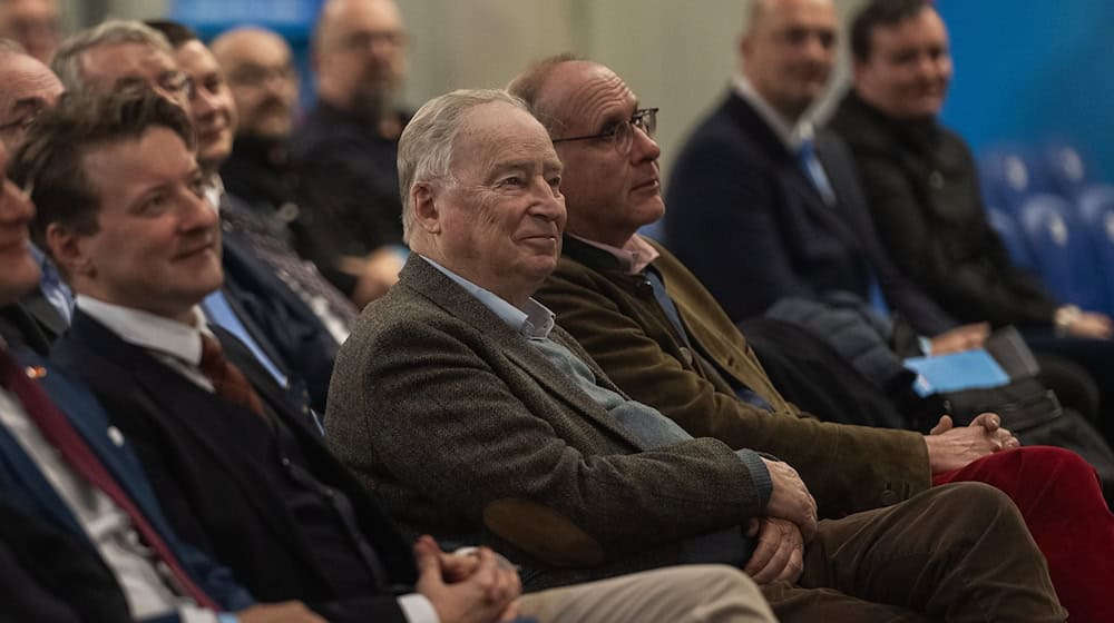 Der Mitgründer und Ehrenvorsitzende der Partei Alexander Gauland (Mitte) kandidiert für die Landesliste.  / Foto: Paul Glaser/dpa