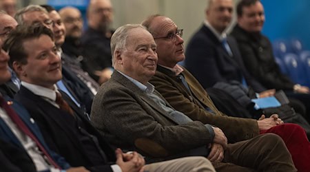 The party's co-founder and honorary chairman Alexander Gauland (center) is running for the state list.  / Photo: Paul Glaser/dpa