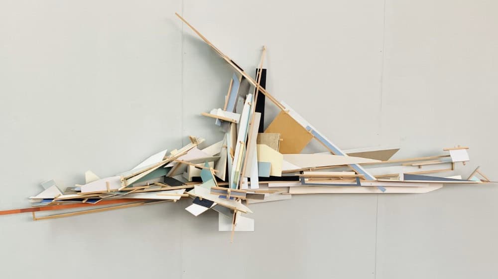 Colin Ardley  "Incline/ Odyssey" von 2015.  Holz, Pappe, farbiges Papier, 100 x 285 x 31 cm.  Foto: Siegfried D. Pete