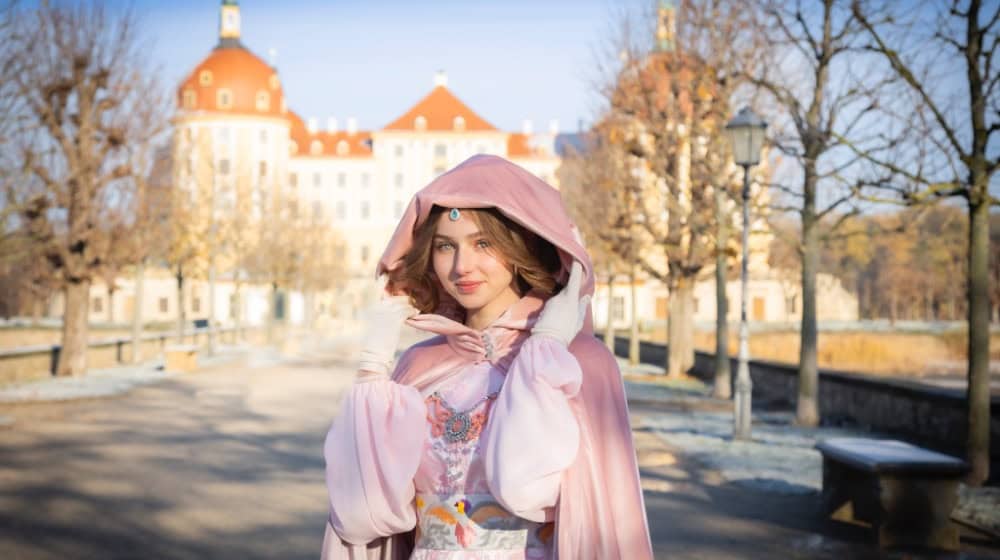 Seit Jahren ein Besuchermagnet: Aschenbrödel vor dem Schloss Moritzburg mit der beliebten Ausstellung. Foto: Schlösserland Sachsen 