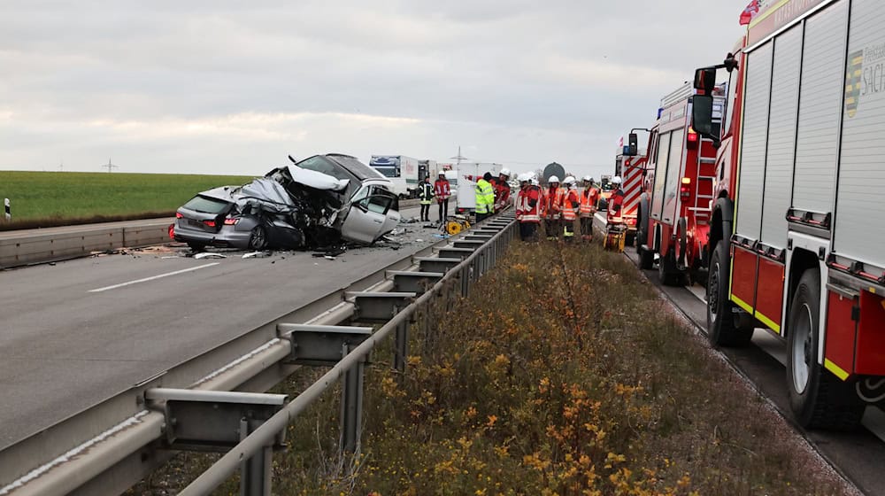 Rettungskräfte an der Unfallstelle auf der Autobahn 4 bei Schmölln. / Foto: Bodo Schackow/dpa