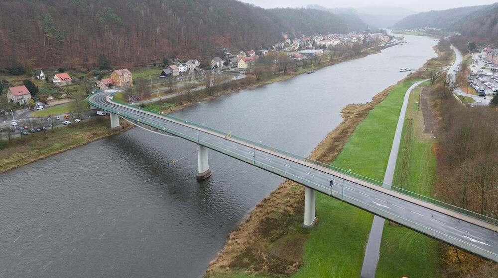 The Elbe bridge in Bad Schandau has been closed since November 7. / Photo: Sebastian Kahnert/dpa