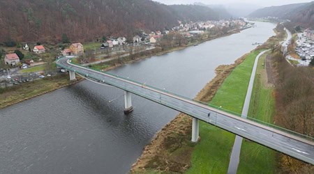 Міст через Ельбу в Бад-Шандау закритий з 7 листопада. / Фото: Sebastian Kahnert/dpa