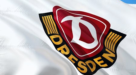 Wappen der SG Dynamo Dresden auf einer Fahne