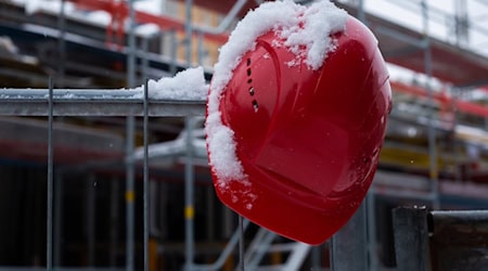 Winter auf dem Bau: Die Jobs und der Lohn laufen weiter. Denn heimische Bauunternehmen können das Saison-Kurzarbeitergeld als Winter-Brücke nutzen und so Entlassungen vermeiden. Foto: IG Bau | Tobias Seifert