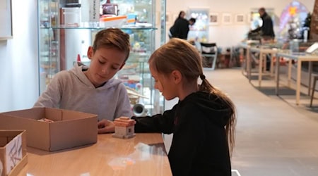 Max und Anneli probieren im Stadtmuseum Steckbausteine aus DDR-Zeiten aus. Foto: Stadt Meißen