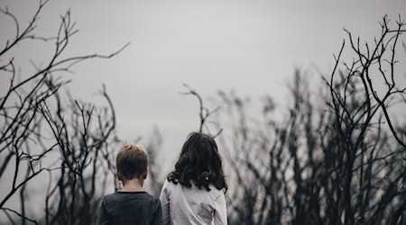 Zwei Kinder in kalt wirkender Umgebung