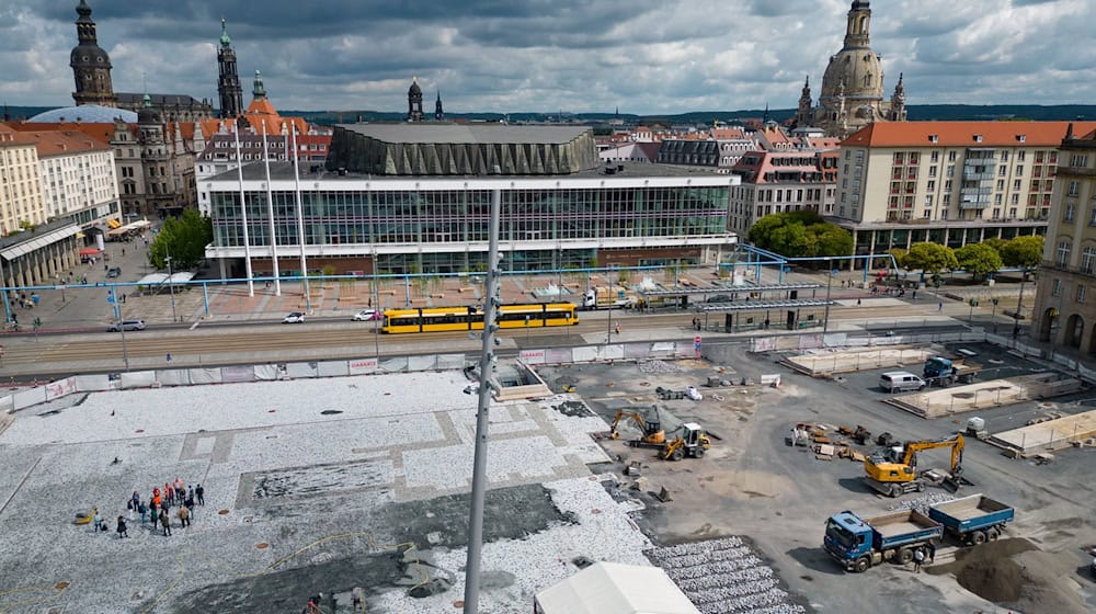 Nach einer Vision von Klimaschützern soll der Dresdner Altmarkt bis 2035 sichtbar begrünt sein (Archivbild). / Foto: Robert Michael/dpa