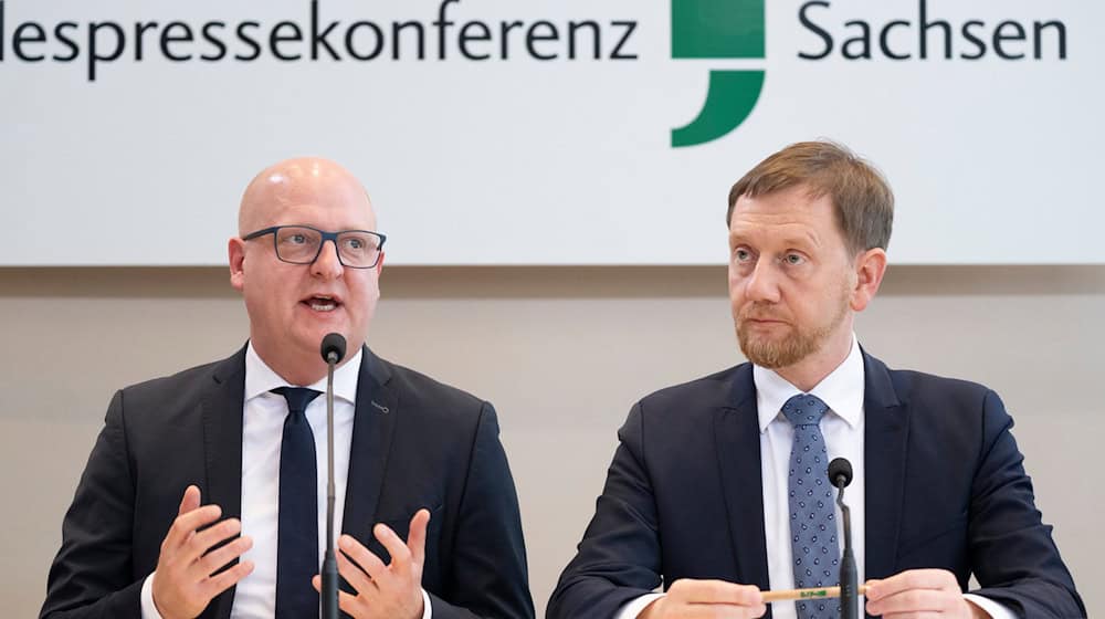 Henning Homann (l), co-chair of the SPD, and Minister President Michael Kretschmer (CDU) are aiming for a joint minority government / Photo: Sebastian Kahnert/dpa