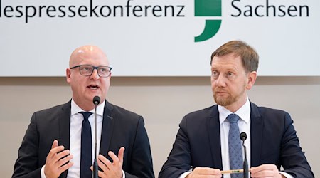 Henning Homann (i), copresidente del SPD, y el ministro presidente Michael Kretschmer (CDU) aspiran a un Gobierno conjunto en minoría / Foto: Sebastian Kahnert/dpa