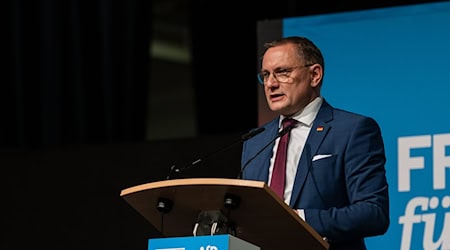 Tino Chrupalla nastupi jako načolny kandidat za saksku AfD k wólbam zwjazkoweho sejma . / Foto: Paul Glaser/dpa