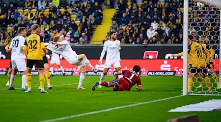 Dynamo goalkeeper Tim Schreiber (m) saved his team from conceding many goals / Photo: Robert Michael/dpa/ZB