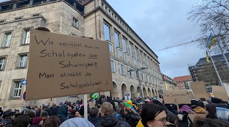 Demo gegen Kürzungen in der Schulsozialarbeit vor dem Dresdner Rathaus (Bild: Juliane vom Orde)