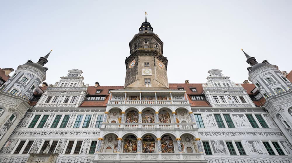 Blick auf den Altan des Dresdner Residenzschlosses: Die Restaurierung der Prunkspiegel in den Paraderäumen des Residenzschlosses ist preiswürdig. (Archivfoto) / Foto: Robert Michael/dpa