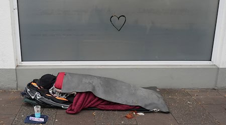 Die Diakonie ruft mit Blick auf die kalte Jahreszeit zu Spenden für obdachlose Menschen auf. (Symbolbild) / Foto: Marcus Brandt/dpa