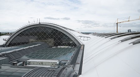 The hall roof of Dresden Central Station suffered severe damage in the winter of 2010/2011 and had to be replaced (archive photo). / Photo: Sebastian Kahnert/dpa