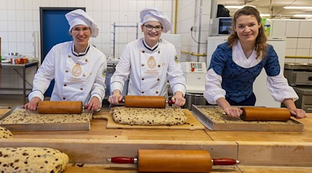 Dresden bakers have once again baked slabs for the Riesenstriezel. / Photo: Daniel Wagner/dpa