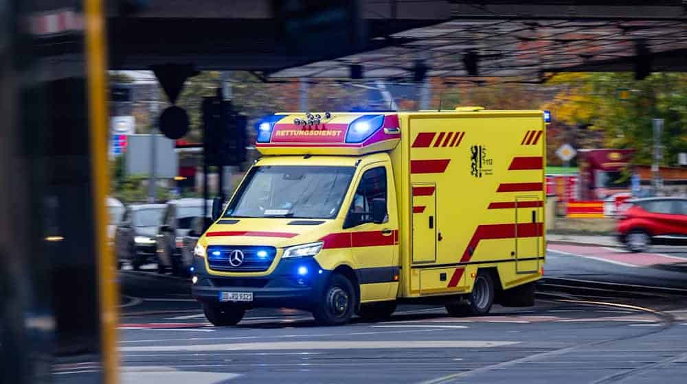 Ein Mensch ist bei einem Unfall mit einem Lkw in Leipzig eingeklemmt und schwer verletzt worden. (Symboldbild) / Foto: Robert Michael/dpa