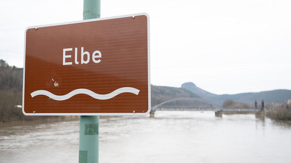 Połobski móst w Bad Schandau dyrbi so z wěstotnych přičin wotnětka za wobchad zawrěć. (Archivbild) / Foto: Sebastian Kahnert/dpa